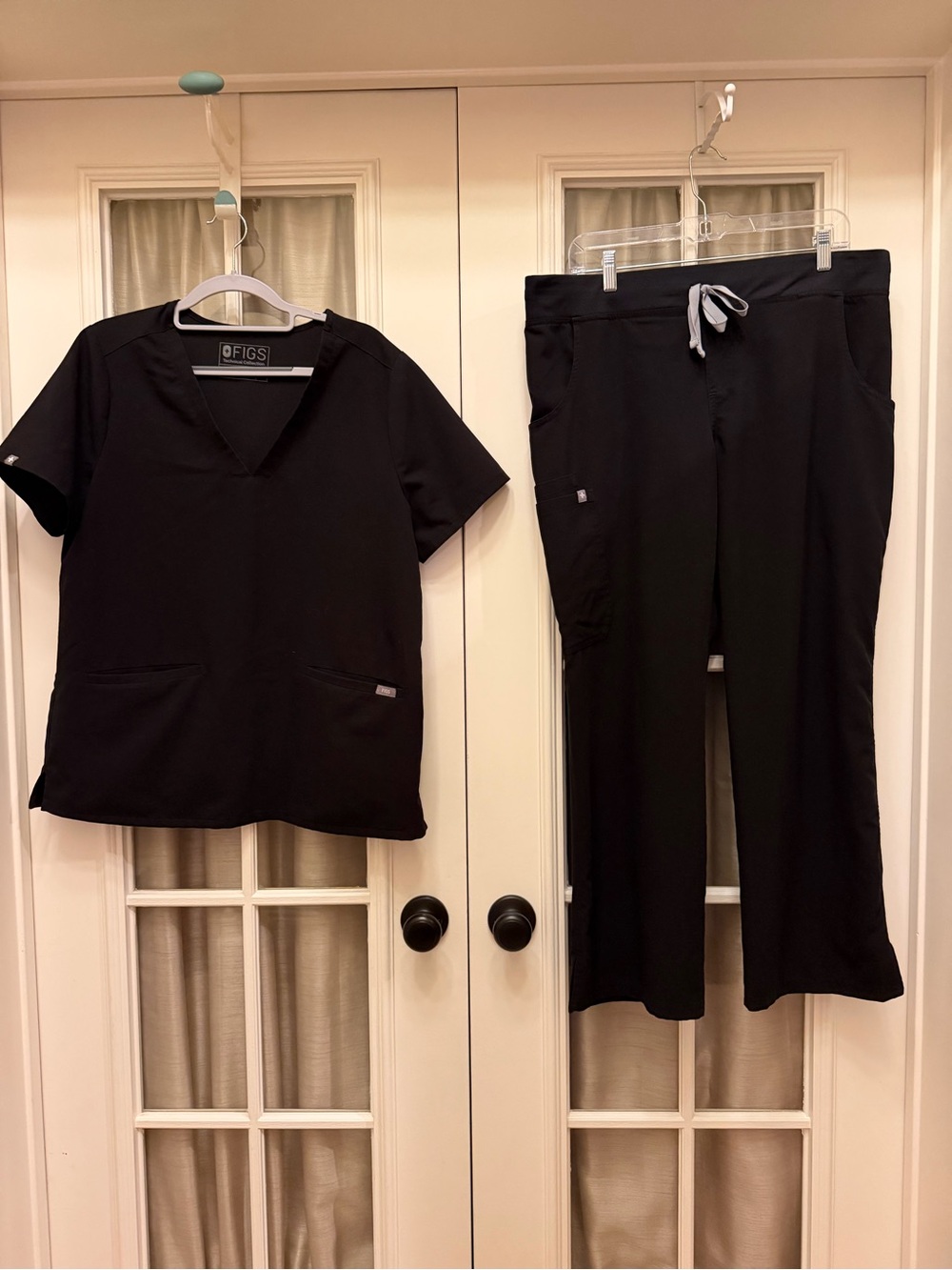 LARGE Black Women’s Figs Scrub Set w/ Petite Kade Cargo Pants EUC
